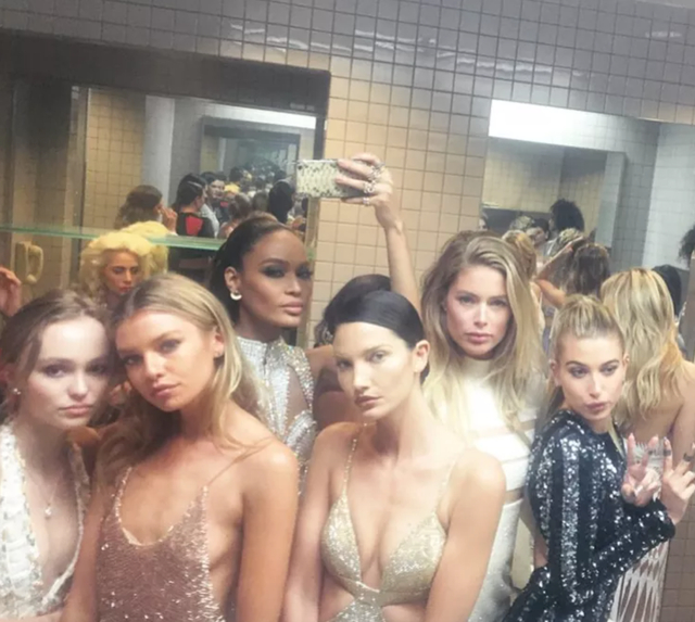 Bức ảnh khởi nguồn cho trào lưu selfie trong nhà vệ sinh tại Met Gala năm 2016. Ảnh: Instagram
