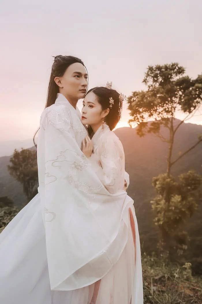 Dược Sĩ Tiến thậm chí còn từng tung MV cổ trang với Đoàn Di Băng