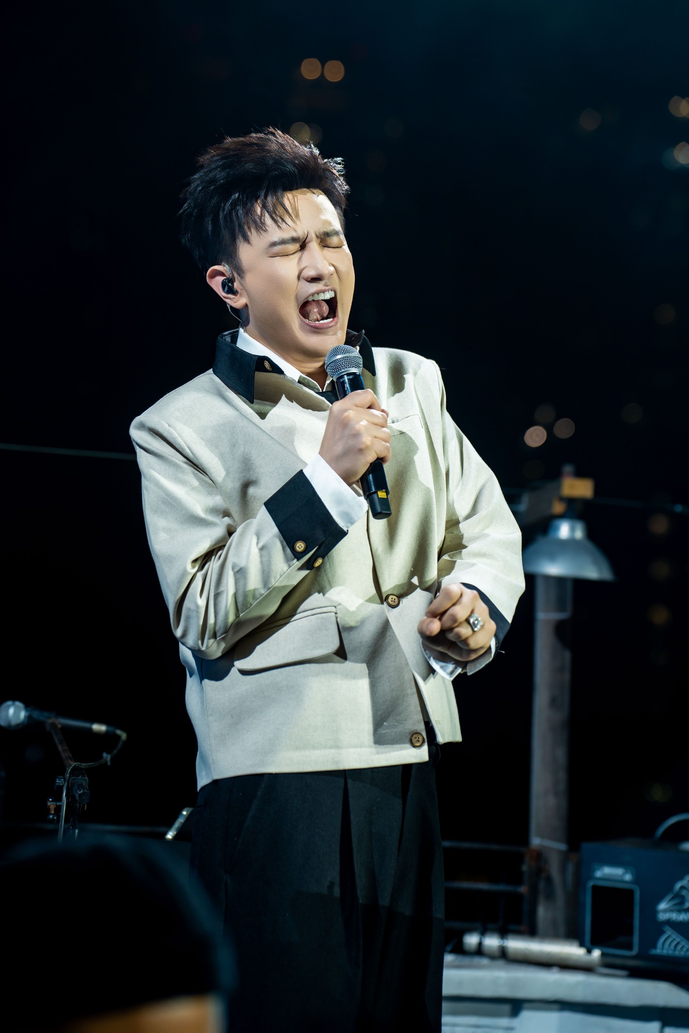  Dược Sĩ Tiến chưa bao giờ sở hữu nền tảng vocal đủ để thuyết phục khán giả như một ca sĩ