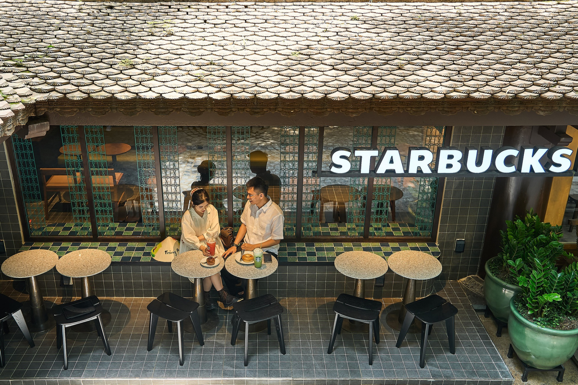 Lượng khách quá đông, Starbucks vội vã tung cơ sở thứ hai to gấp bội ngay Tràng An, Ninh Bình