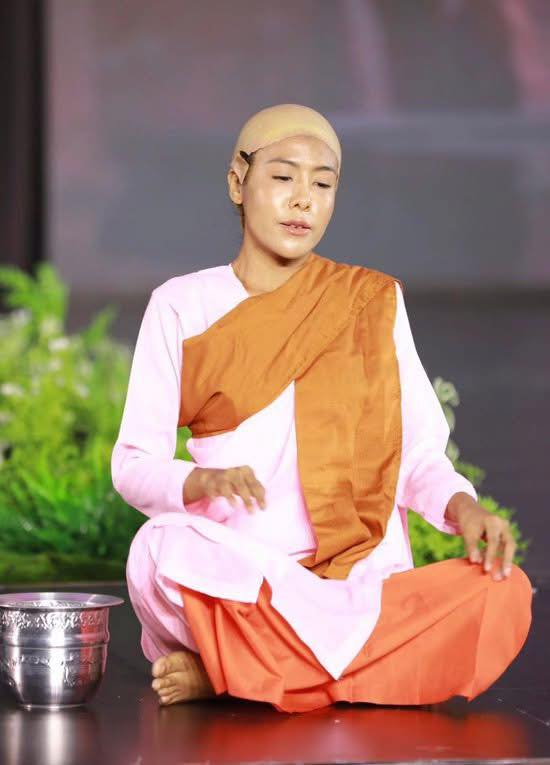 Thí sinh này đã mặc trang phục người tu hành lên sân khấu cuộc thi sắc đẹp và gây ra làn sóng bức xúc lớn. Ảnh: Thairath. 