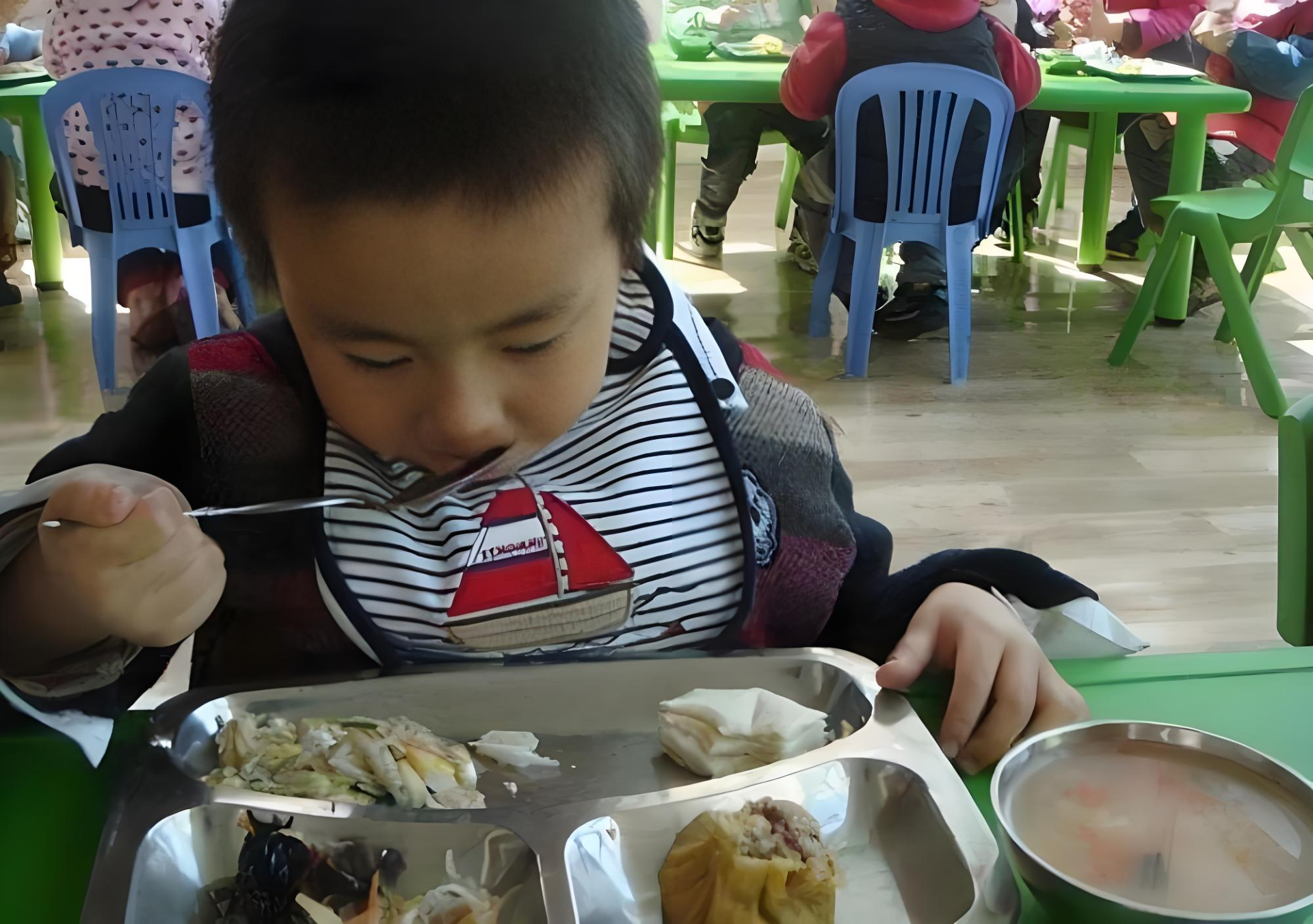 Tư thế ngồi ăn ngay ngắn không chỉ tốt cho sức khỏe mà còn là nền móng tạo nên khí chất và sự lịch thiệp của một đứa trẻ (Ảnh minh họa)