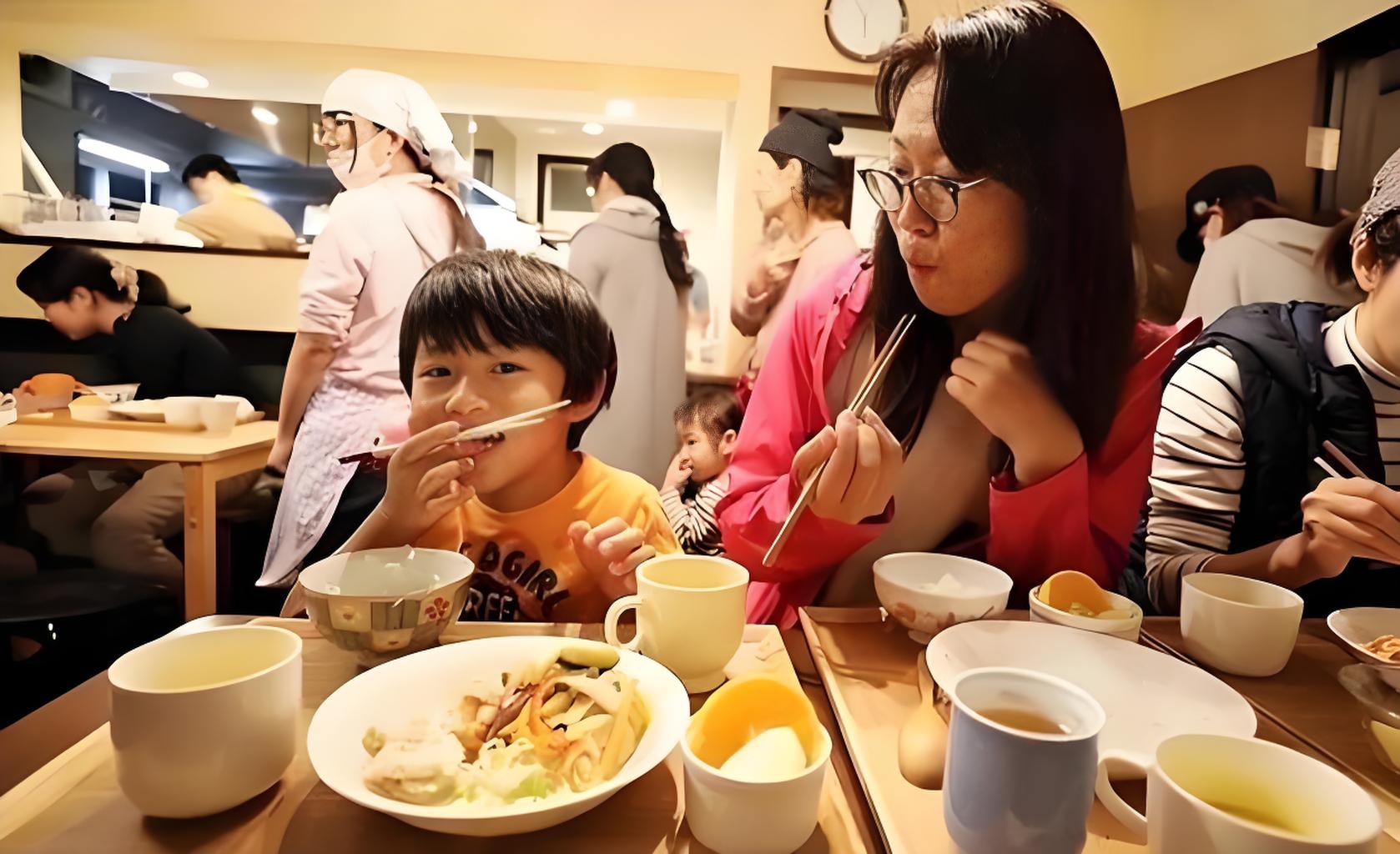 Cách đứa trẻ xử sự trên bàn ăn chính là tấm gương phản chiếu trung thực nhất về trí tuệ cảm xúc và nền tảng giáo dục của gia đình (Ảnh minh họa)
