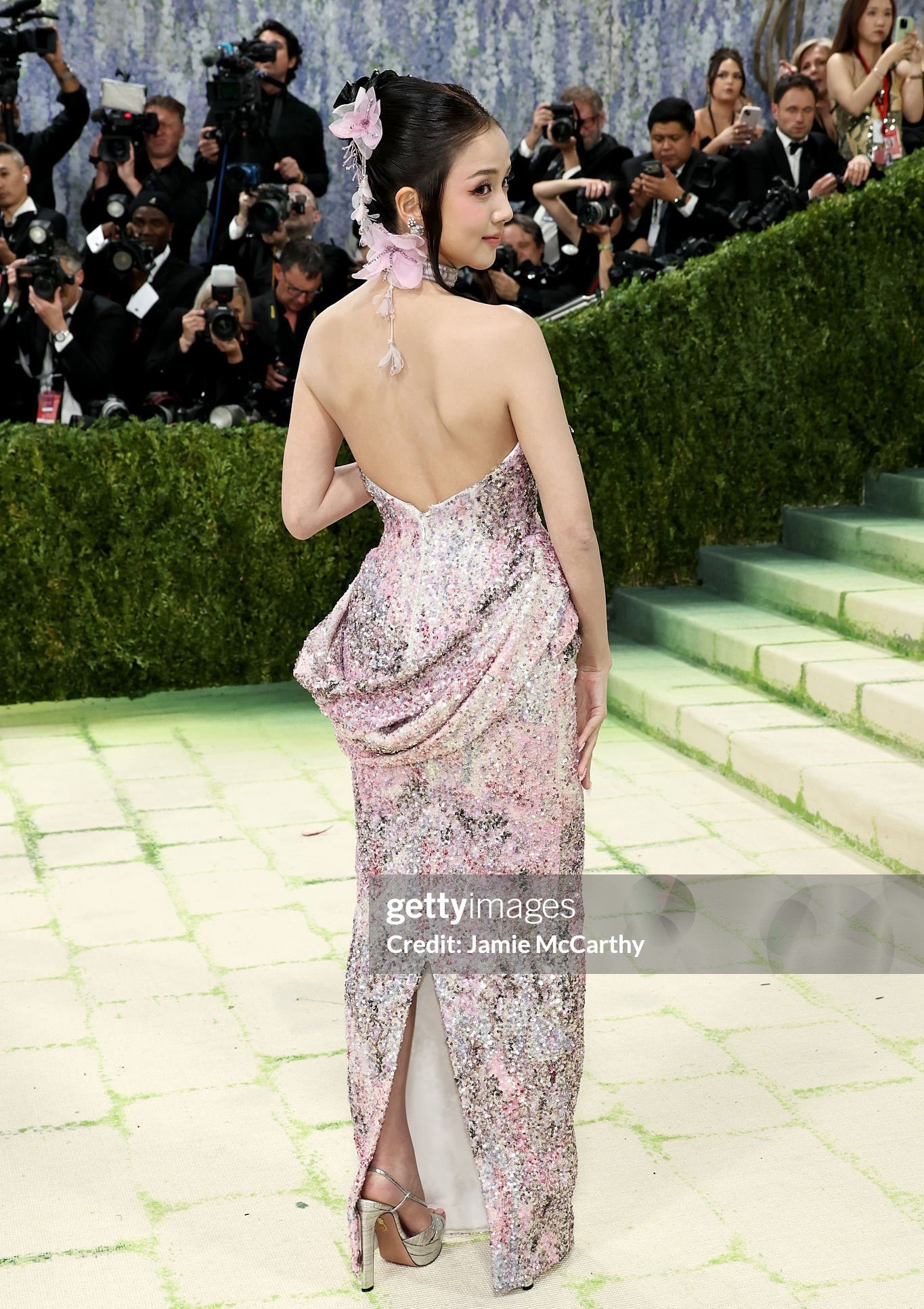 Jisoo đã có màn ra mắt ấn tượng tại Met Gala 2026. Ảnh: X
