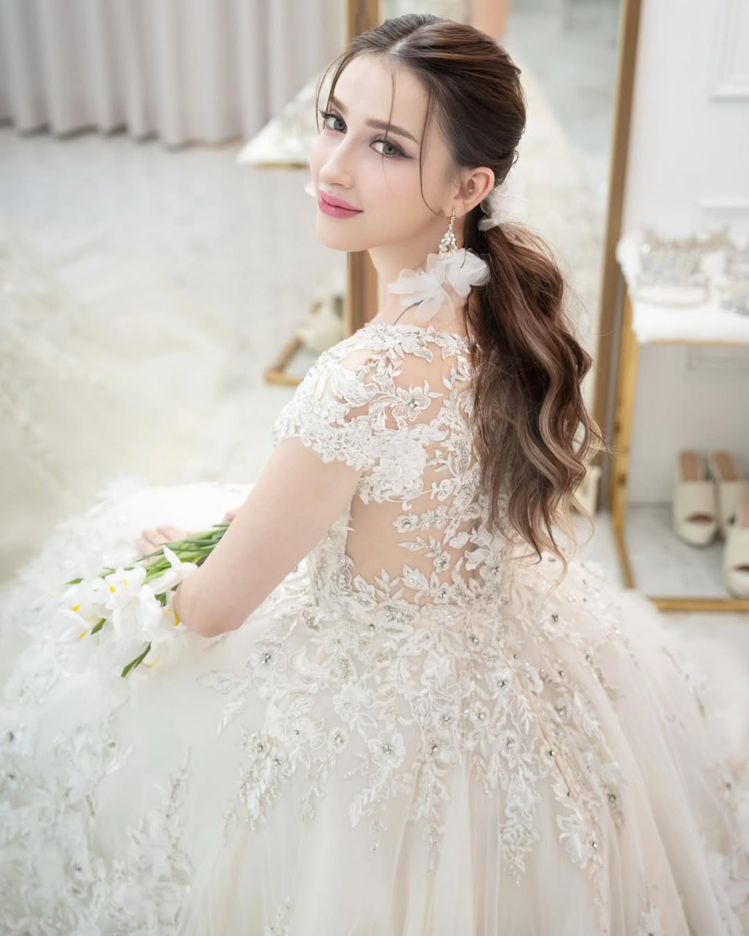 Cô làm mẫu ảnh tự do từ năm 2023 đến nay.