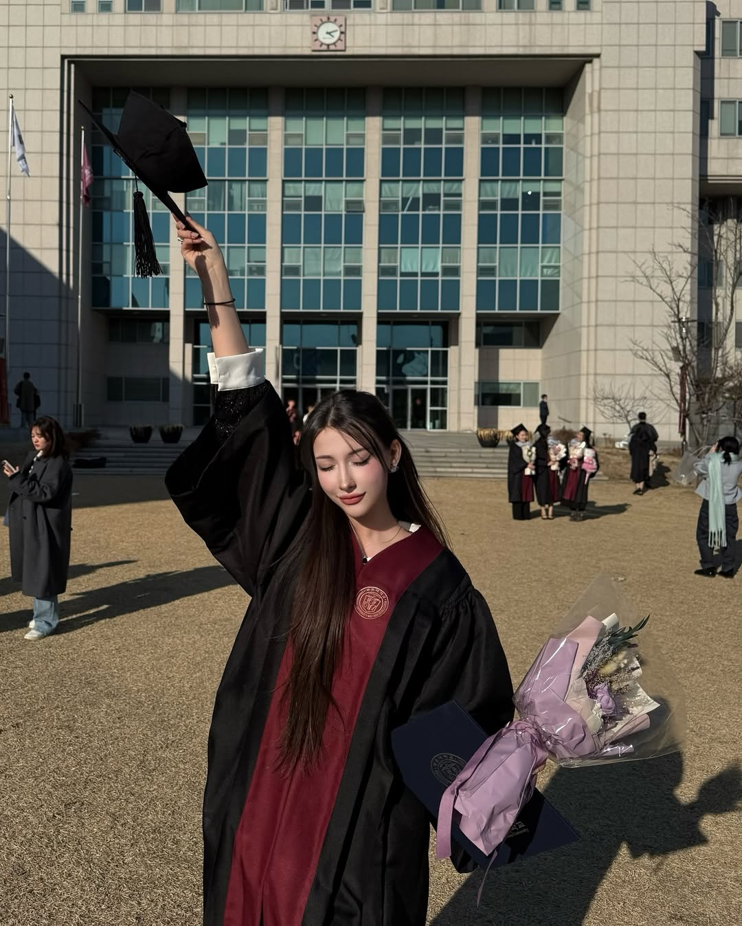 Người đẹp vừa tốt nghiệp đại học năm ngoái.