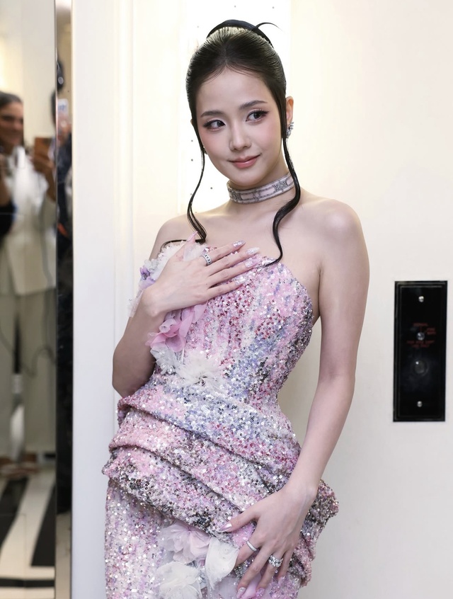 Jisoo vừa có màn debut Met Gala 2026 xuất sắc không có điểm gì phải chê. Ảnh: Vouge, X.