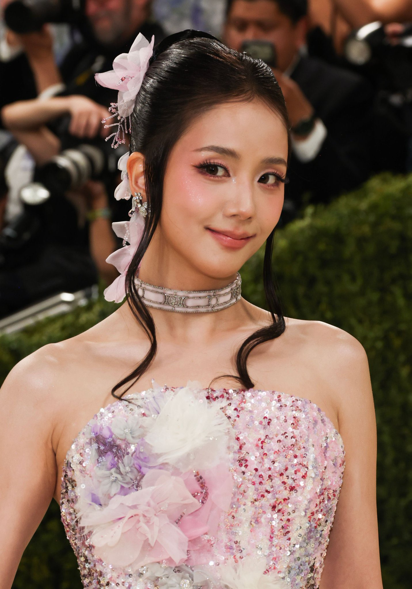 Jisoo tỏa sáng với visual tựa nàng công chúa trong màn chào sân ở Met Gala. Ảnh: X