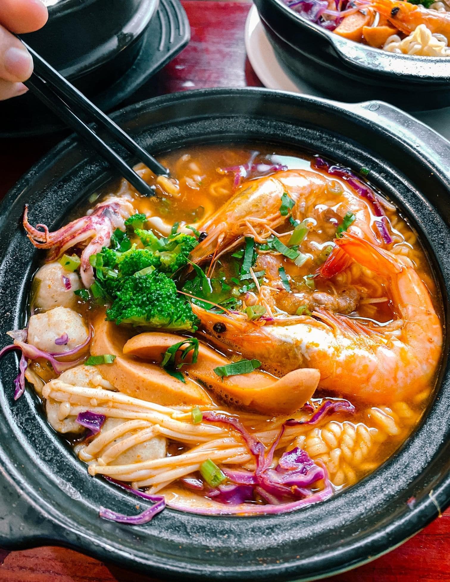 Phát hiện lý do mì cay vẫn sống khỏe giữa vô số trào lưu ẩm thực sớm nở tối tàn