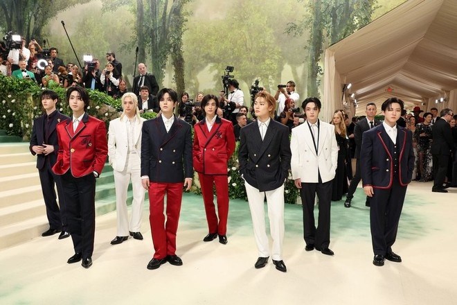 Stray Kids là nhóm nhạc Kpop đầu tiên trong lịch sử sải bước trên thảm đỏ Met Gala. Tuy nhiên, ngay trong lần đầu tiên xuất hiện tại 