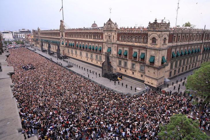 Đám đông fan khổng lồ chào mừng BTS đến Mexico tổ chức 3 đêm concert. Ảnh: Ảnh: Reuters-Yonhap.