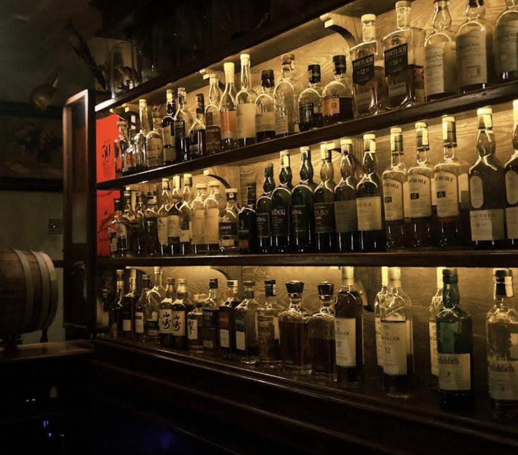 Quán bar T.H nổi tiếng Hà Nội gây tranh cãi vì thái độ phục vụ: Mặc đồ bình dân bị soi, chỉ niềm nở với khách Tây?