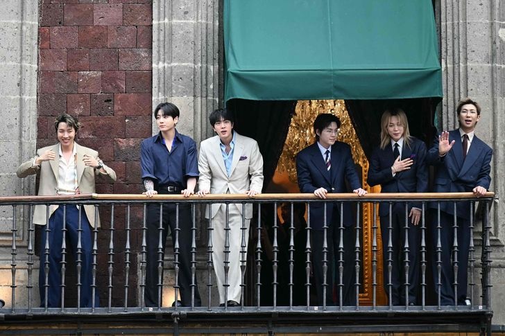 Nhóm nhạc BTS ra ban công cung điện giao lưu với 50 nghìn người hâm mộ. Ảnh: AFP-Yonhap.