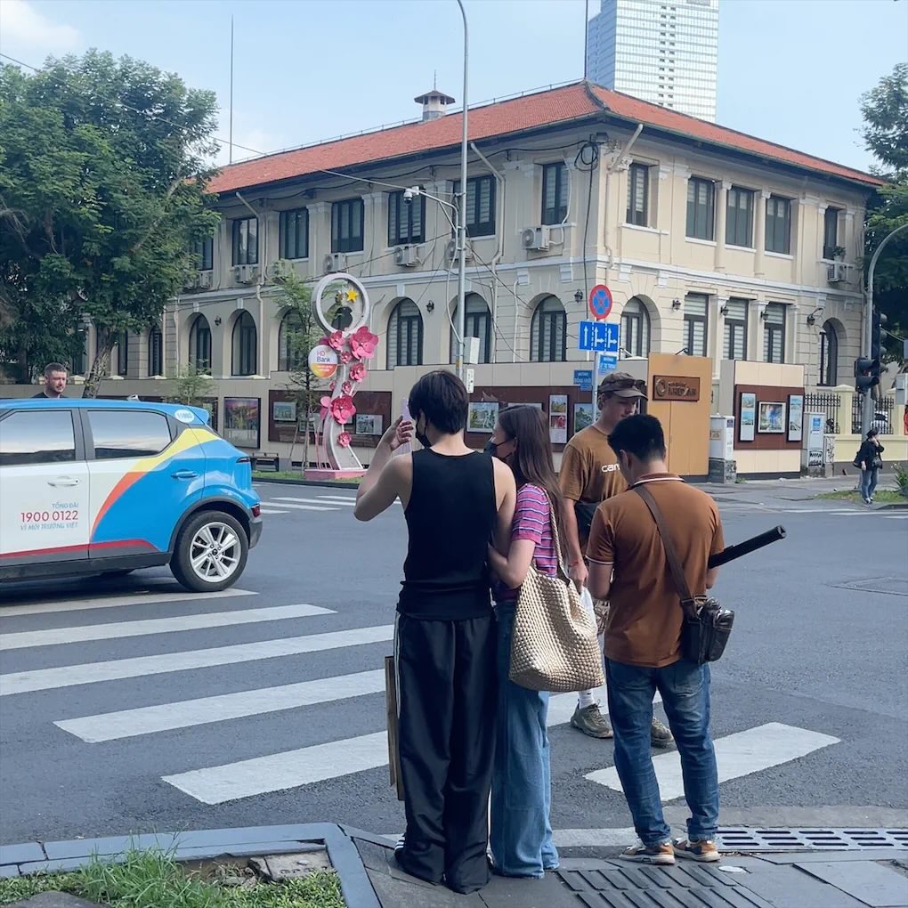 Cả hai thoải mái nắm tay, trò chuyện vui vẻ (Ảnh: @ttphuongthao)