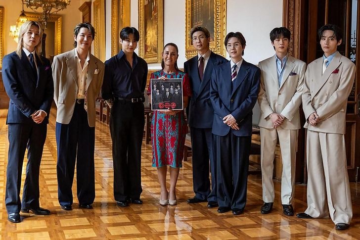 BTS là nhóm nhạc Kpop đầu tiên có vinh dự gặp gỡ Tổng thống Mexico Claudia Sheinbaum tại Cung điện Quốc gia. Ảnh: AFP-Yonhap