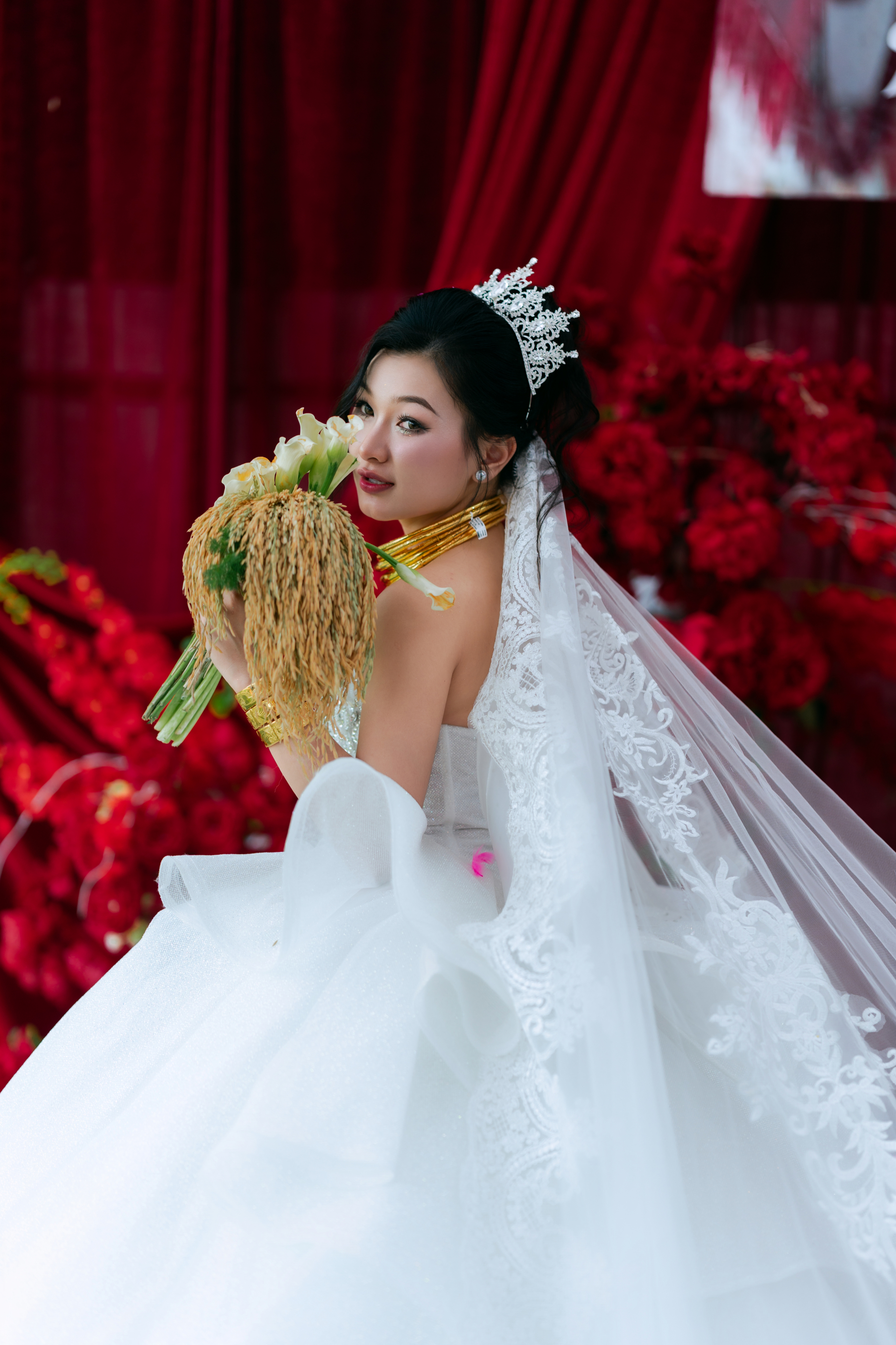 Cô dâu và bó hoa cưới lúa chín cúi đầu đang viral trên mạng xã hội.