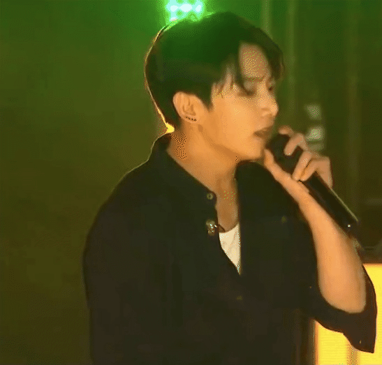 Jung Kook bất ngờ vì đám đông tập hợp quá nhanh 