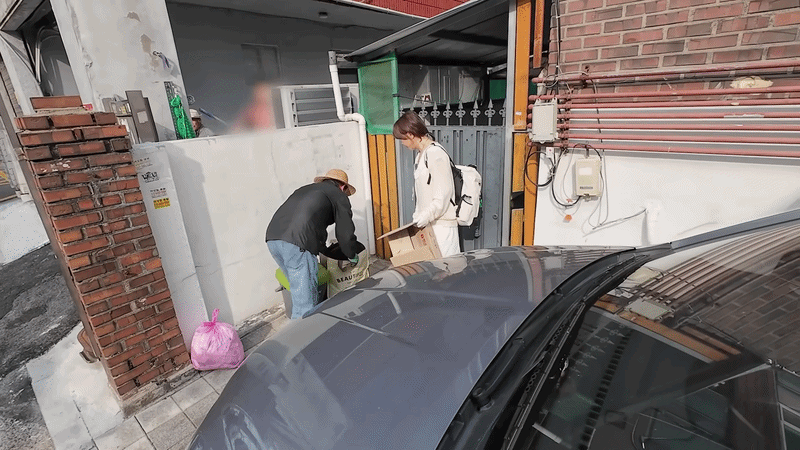 Trước đó, công chúng xôn xao khi Choi Kang Hee đi thu gom ve chai, đồng nát rồi giao cho vựa phế liệu dưới sự chỉ dẫn của 1 người đàn ông có nhiều kinh nghiệm trong nghề này. Ảnh: Naver