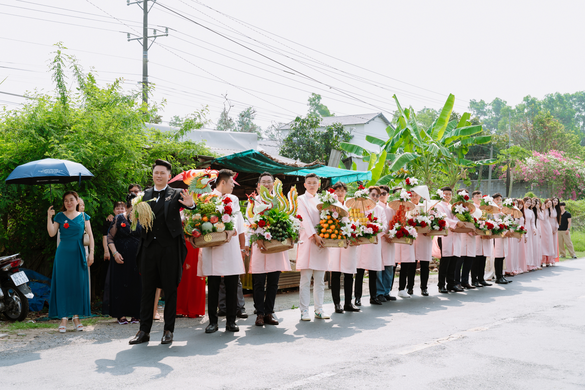 Huỳnh cho hay vào dịp đám vu quy ảnh chọn 12 mâm tráp tượng trương cho 12 tháng mãi yêu nhau rồi cầm lúa qua hỏi cưới cô.