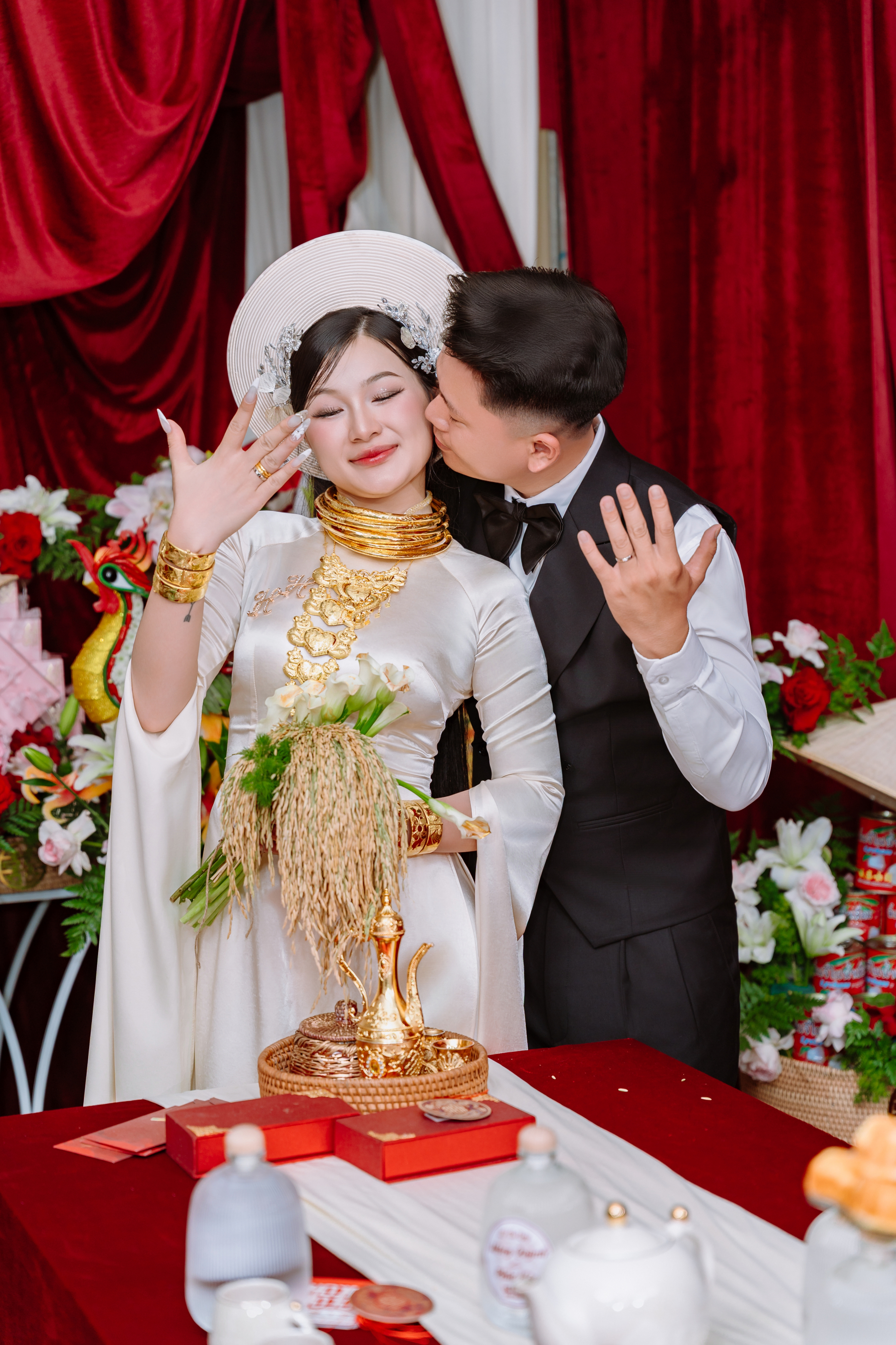 Một vài hình ảnh trong đám cưới của cặp đôi. Cô dâu cầm bó hoa cưới làm từ lúa nhanh chóng viral. 