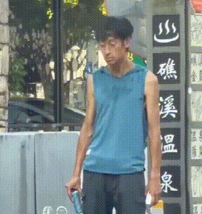 Anh nhiều lần được trông thấy lang thang trên phố trong tình trạng không tỉnh táo, ngoại hình gầy gò và nhếch nhác. Ảnh: Sina.