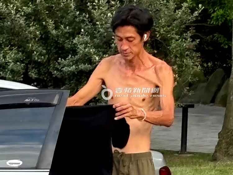 Nam thần đình đám mất trí vì mẹ ruột qua đời - bồ bỏ: Thân hình chỉ còn da bọc xương, đi lang thang quấy phá khắp phố