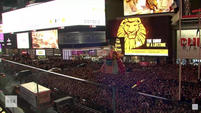 Sự kiện chỉ được thông báo trước 30 phút nhưng cả Times Square được Army vây kín để xem Jung Kook