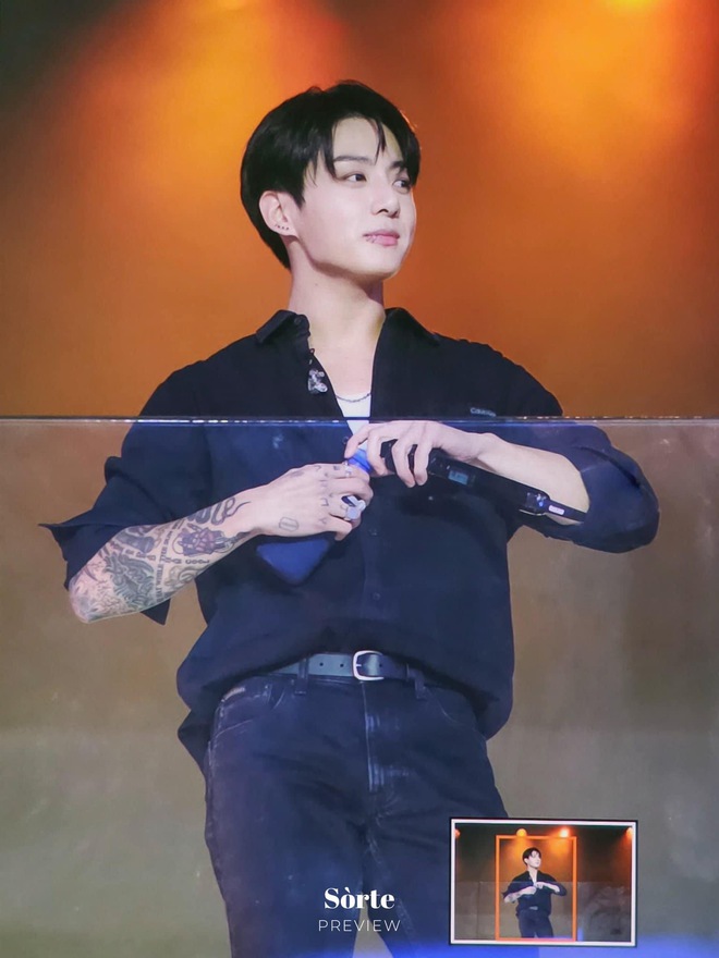 Jung Kook trong sự kiện quảng bá album Golden ở Times Square