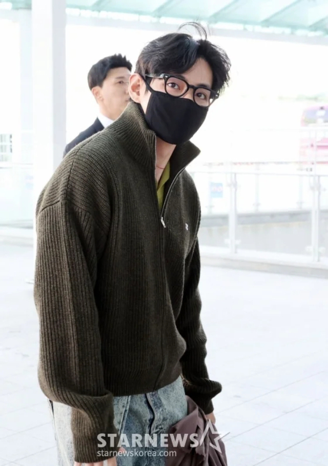 V khẩn trương lên đường tới Los Angeles từ hôm 12/11/2025. Ảnh: Naver