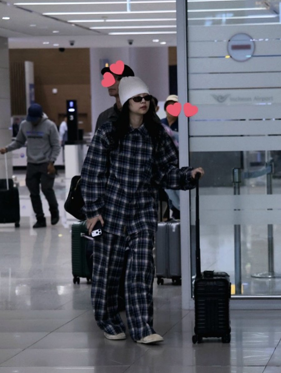 Jennie diện đồ ngủ có họa tiết kẻ sọc caro ra sân bay. Ảnh: Koreaboo