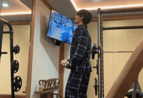 Khi xuất hiện trên Vlog, V gây chú ý khi mặc bộ pijama trông rất giống với trang phục Jennie từng diện ra sân bay. Ảnh: Koreaboo