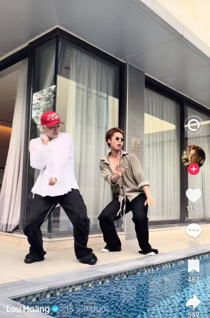 Lou Hoàng cũng đăng clip nhún nhảy cùng Hải Đăng Doo bên ngoài căn phòng này 