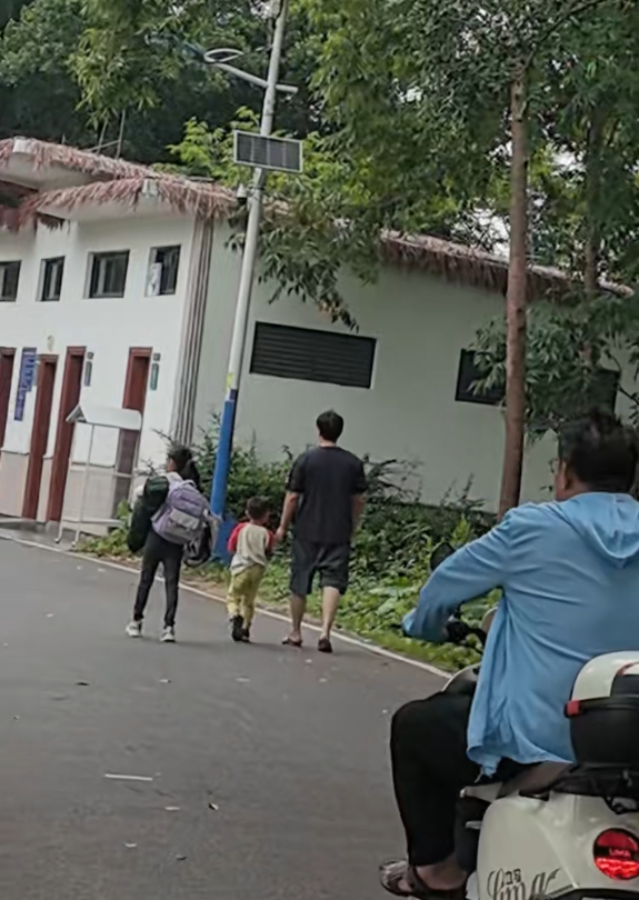 3 bố con đi bộ trên đường 