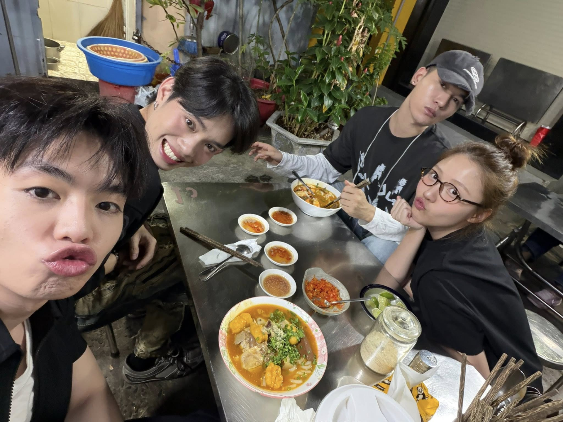 Negav và Uyển Ân thường tụ họp bên hội bạn, từ ăn uống, du lịch cho đến chụp ảnh nhóm