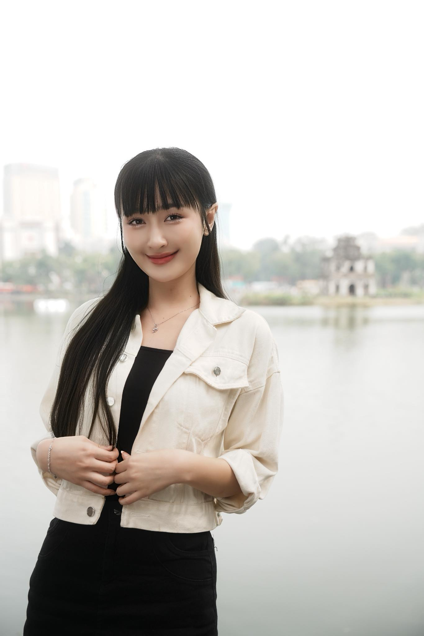 Trang của Bước Chân Vào Đời: 2 năm vô danh đến mức ngại họp lớp, vừa nổi tiếng bố mẹ đã in ảnh dán khắp quán bún bò