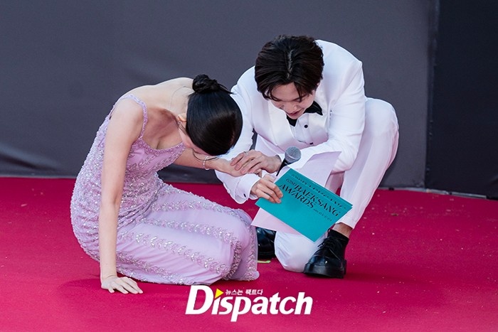 ... phải nhờ đến sự giúp đỡ của đồng nghiệp nam cô mới đứng dậy nổi. Ảnh: X.