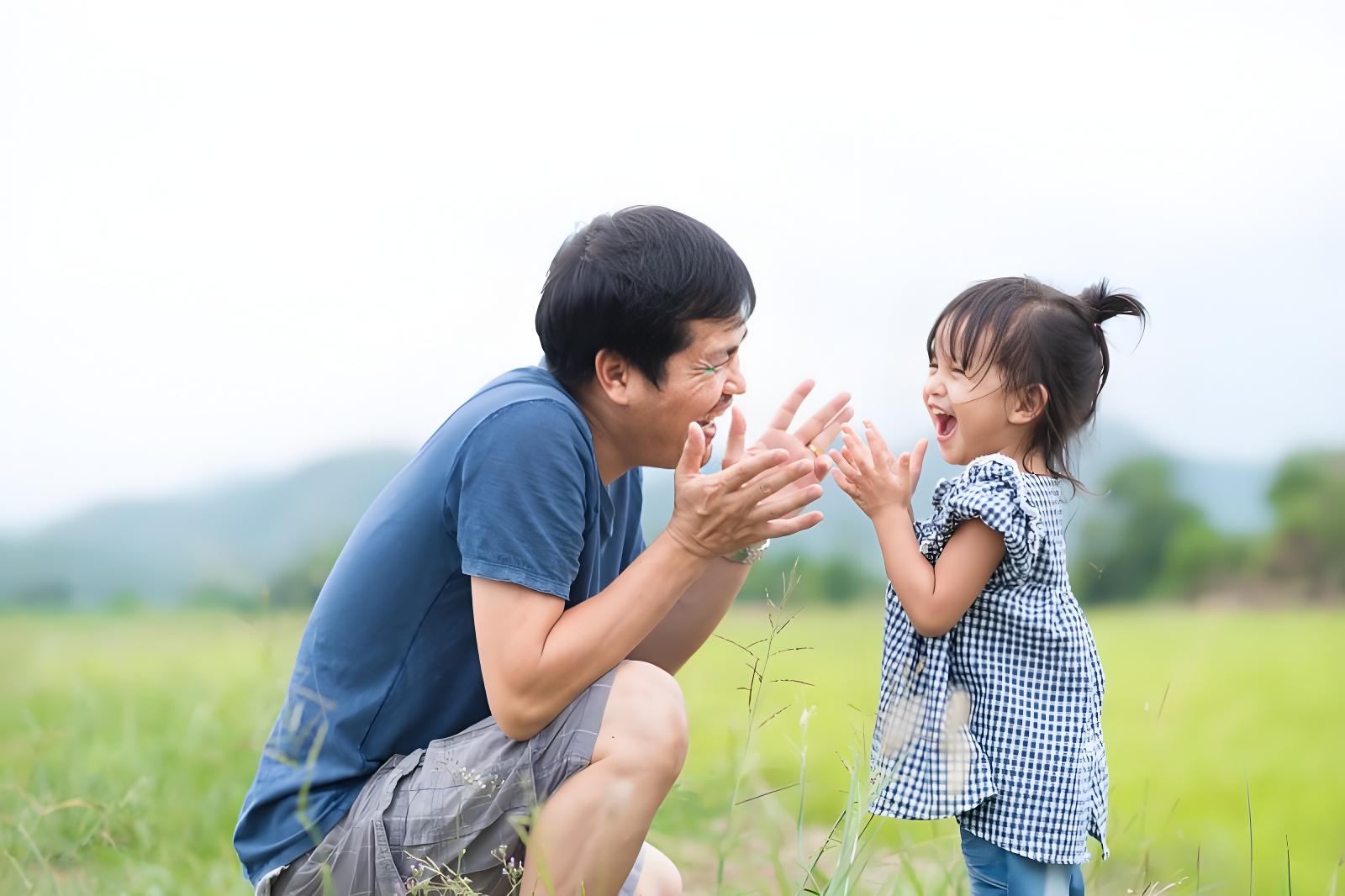 Sự tương tác và kích thích từ môi trường sống trong những năm đầu đời đóng vai trò quan trọng hơn cả mã gen trong việc hình thành các kết nối thần kinh của trẻ (Ảnh minh họa)