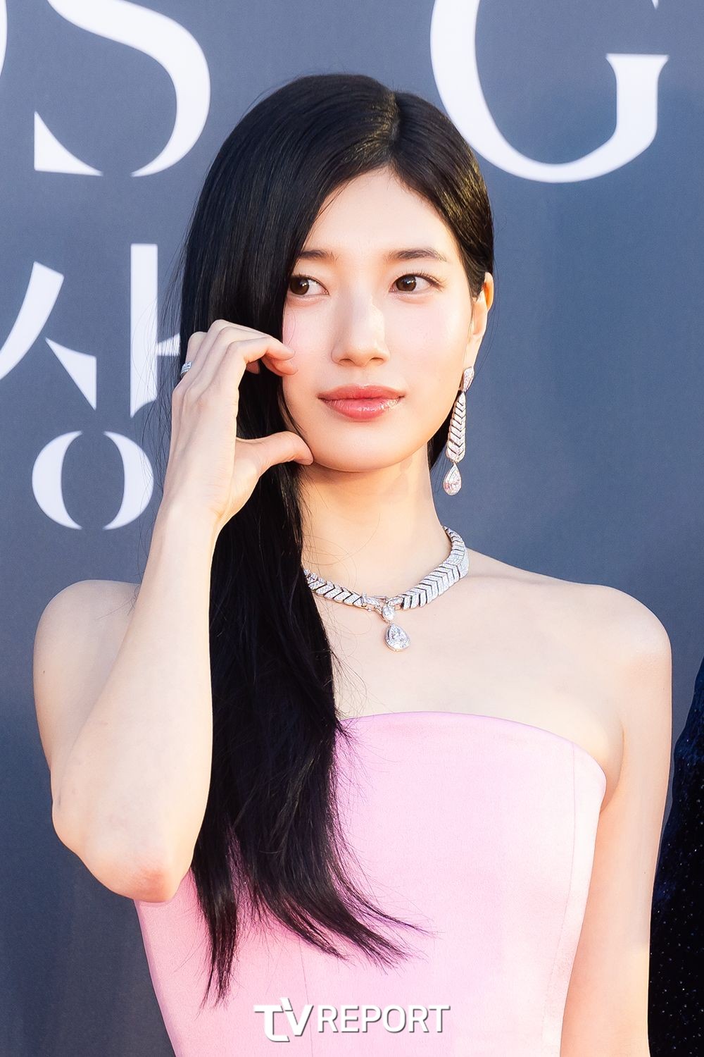 Đẹp bậc nhất Baeksang 2026 gọi tên Suzy: Nhìn bờ vai ngọc ngà là thấy sang chảnh, soi đến cam thường mới hiểu sao được Lee Min Ho yêu