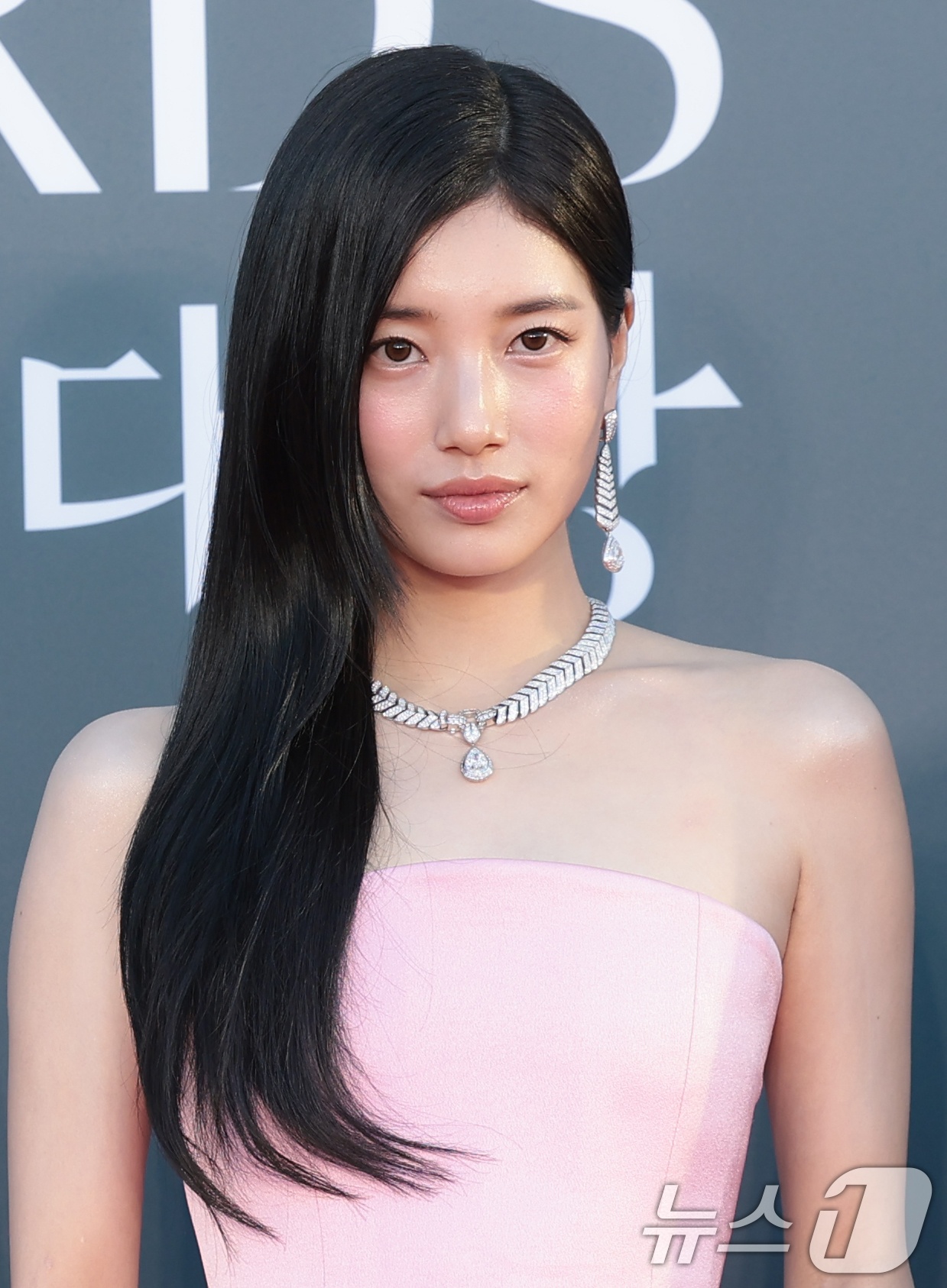 Soi cận gương mặt qua cam thường cũng không thấy Suzy có bất cứ khuyết điểm nhan sắc nào. Làn da căng bóng, mịn màng không tì vết, đến lỗ chân lông cũng chẳng thấy của nữ diễn viên cũng nhận được nhiều lời khen có cánh từ cộng đồng mạng. Ảnh: X