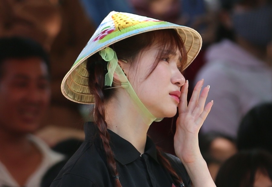 Hoà Minzy không khỏi bức xúc khi đọc thông tin về việc bé gái 4 tuổi bị mẹ ruột và cha dượng bạo hành. Ảnh: FBNV