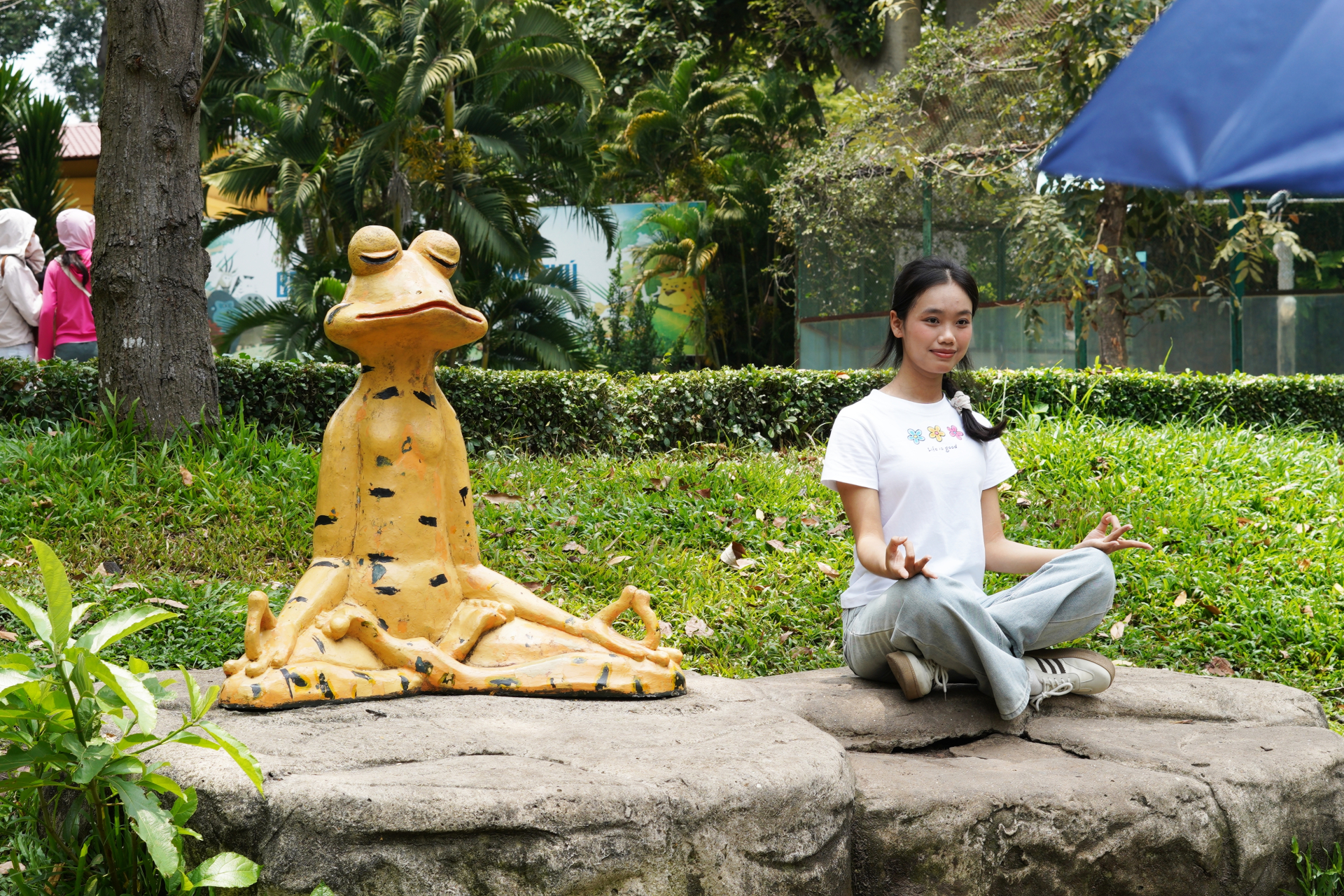 Sơn Tùng M-TP đăng đúng 1 tấm ảnh, hàng ngàn người trẻ kéo đến địa điểm 160 tuổi giữa phường Sài Gòn