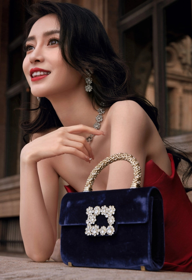 Trương Gia Nghê và Angelababy từng bị cấm sóng ở Cbiz vì xem Lisa diễn ở câu lạc bộ nhạy cảm Crazy Horse. Ảnh: Weibo