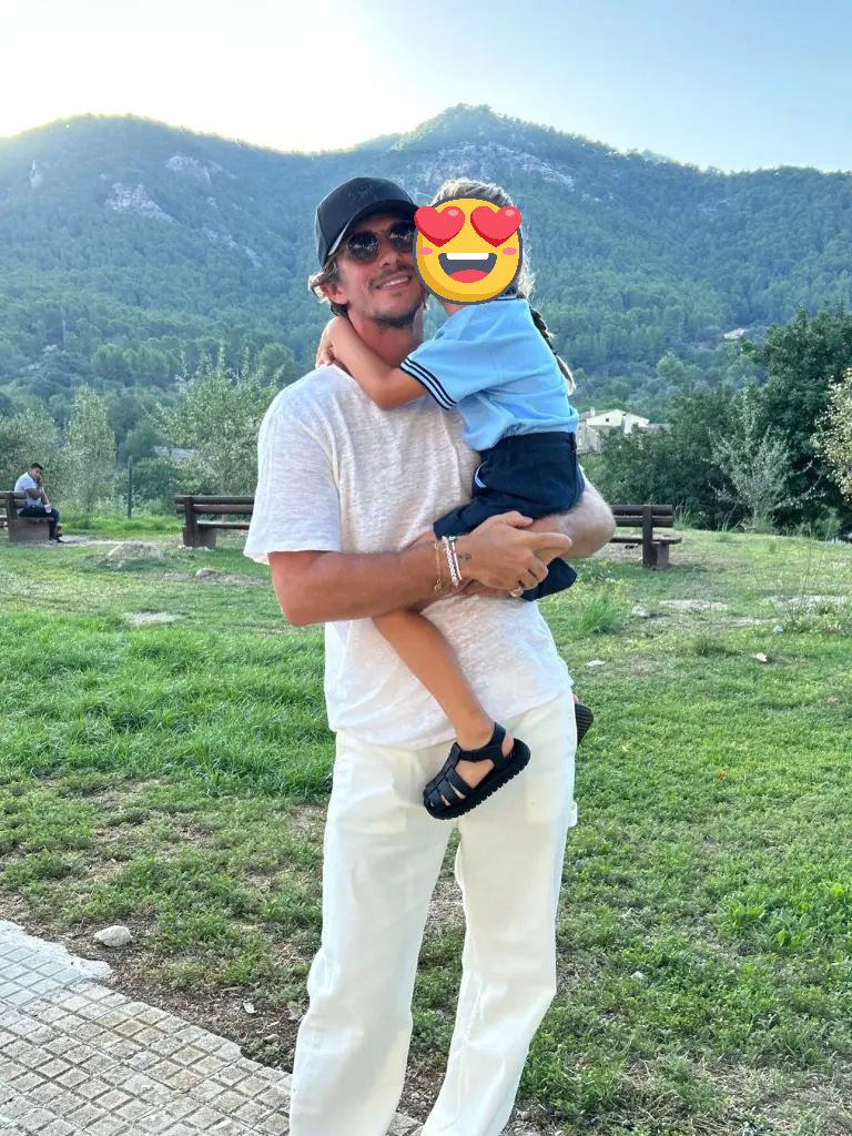 Nam ngôi sao qua đời đột ngột, để lại cô con gái bé bỏng mới lên 8. Ảnh: IGNV