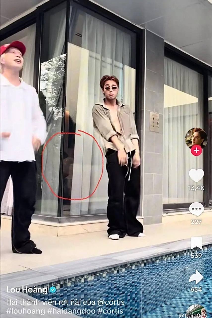 Netizen phát hiện trong clip nhảy của Lou Hoàng và Hải Đăng Doo có vật thể giống quả bóng bay bên trong phòng 