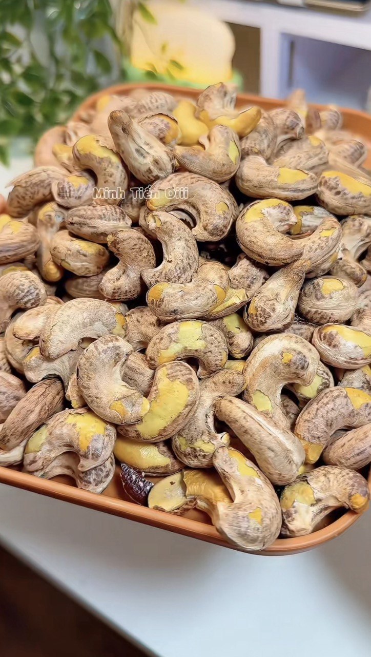 Thử hạt điều của cô dâu Tây Ninh hồi môn 35 tỷ, khách mua vì tò mò nhưng bất ngờ với chất lượng thực tế