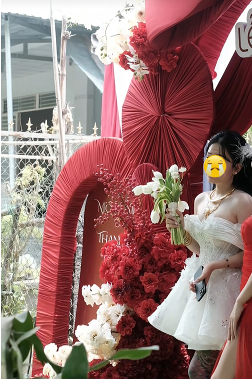 Cô dâu phải để mặt mộc tiếp khách