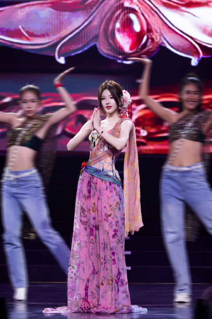 Netizen dành nhiều lời khen cho nhan sắc của Triệu Lộ Tư trong concert, thậm chí còn khuyên cô nên lấn sân sang làm idol với giao diện quá hợp, mặc gì cũng đẹp. Ảnh: Weibo. 