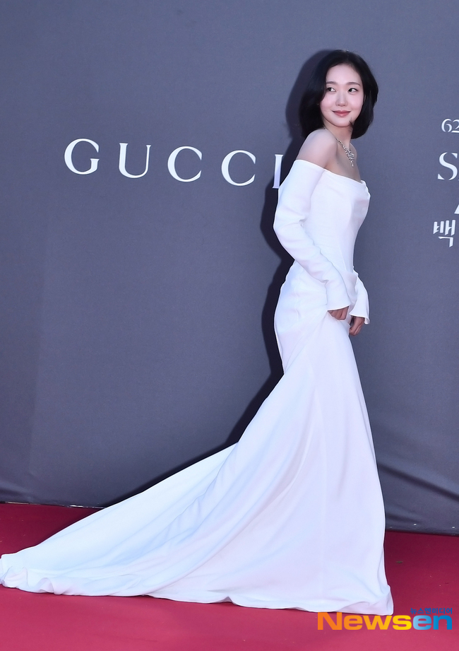 Chiếc váy tha thướt của Kim Go Eun nhanh chóng gây ấn tượng từ lúc cô mới bước vào. Ảnh: Newsen