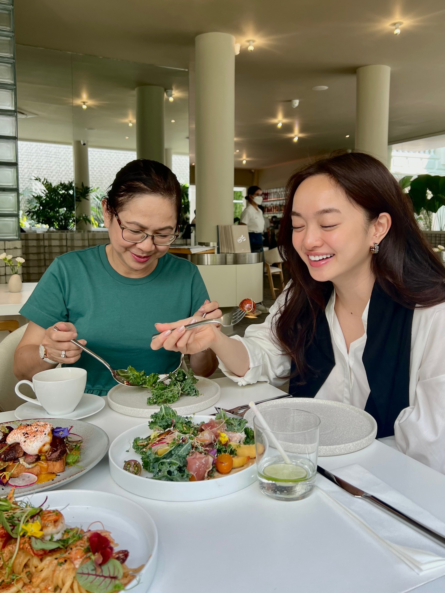 Kaity Nguyễn và mẹ hiện tại