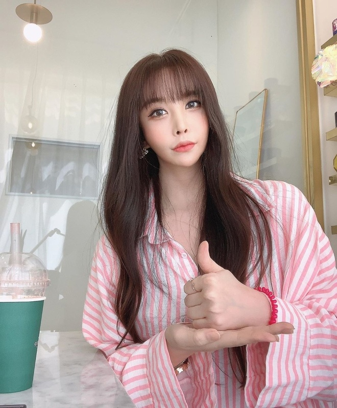 Người đẹp hiện điều hành công ty chuyên sản phẩm chăm sóc thú cưng, sở hữu một ngôi nhà rộng hơn 200 m2 và 1 mảnh đất ở Yeoju (Hàn Quốc). Ảnh: Sina. 